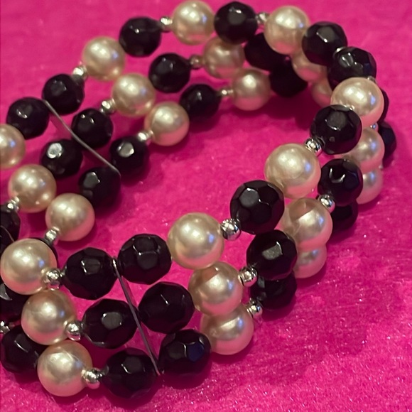 Pearl and black Beaded Stretch Bracelet 6-8” - Picture 4 of 6